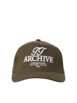Gorra marrón de cinco paneles con bordado frontal con la inscripción "TT Archive Club Creative Dept. Established 1990".