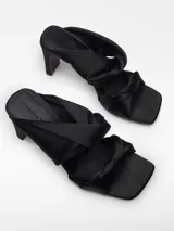 Sandalia de tacón color negro para mujer, con tiras torsionadas en la pala, puntera cuadrada, plantilla Memory Foam y suela antideslizante.