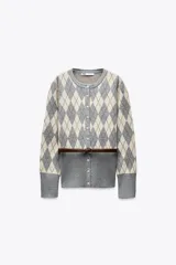 Cárdigan gris con estampado de rombos en blanco y marrón, cuello redondo, manga larga, cierre frontal con botones y cinturón marrón.