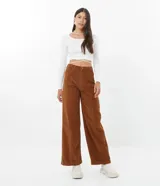 Pantalón pantalona acampanado color marrón de pana con bolsillos delanteros y traseros.