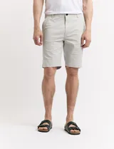 Bermuda color verde medio, con bolsillos laterales y traseros.