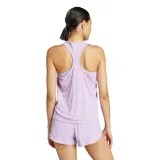 Musculosa deportiva Adidas de mujer, color lila claro, con espalda tipo nadador y logo de la marca en blanco en el pecho.