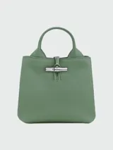 Bolso de mano verde con cierre metálico plateado.