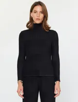 Blusa negra de manga larga con cuello alto y textura plisada.