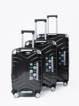 Valija rígida negra con diseño geométrico, manija extensible y cuatro ruedas con giro de 360 grados.