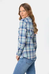 Camisa de algodón a cuadros rosas y blancos, con botones personalizados, bolsillo en el pecho y spandex para un mejor calce.