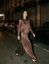 Pantalón palazzo de tiro alto, color bronce metalizado, con efecto plisado y pretina elastizada.