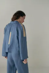 Chaqueta corta roja con mangas ranglán y cuello smoking.