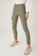 Pantalón chupín color verde oliva.