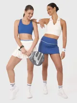 Top deportivo negro con cuello polo y corte cropped.