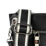 Bandolera negra de símil cuero graneado con correa bicolor regulable y herrajes plateados. Tiene un bolsillo externo con cierre y dos bolsillos internos, uno con cierre y otro abierto.