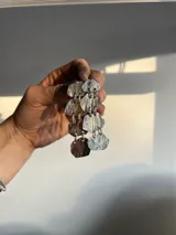 Aros colgantes dorados con diseño irregular en forma de cascada.