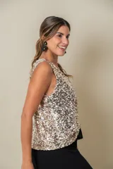 Blusa sin mangas color verde militar cubierta de lentejuelas.