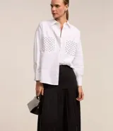 Falda midi evasé negra, confeccionada en tricolina, con pliegues y sin estampado.