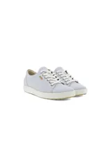 Zapatillas deportivas de mujer Ecco modelo Soft 7, color celeste pálido (Air Powder), con cordones blancos y suela blanca gruesa. Presentan un diseño minimalista y anatómico, con pequeño detalle de marca en el lateral.