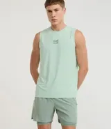 Short deportivo para hombre, color gris claro, con short de compresión negro incorporado. Presenta un pequeño logo bordado en la pierna derecha.