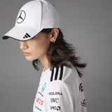 Gorra Adidas negra con logo de Mercedes Benz bordado en blanco en el frente y logo de Adidas bordado en blanco en la visera.