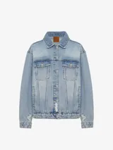 Chaqueta vaquera sin elasticidad, con detalles desgastados y un lavado sutil de color azul.