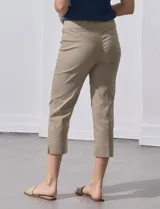 Pantalón capri verde esmeralda de gabardina elastizada, marca Zac & Reachel. Pretina ancha elastizada. Delantera con bolsillos simulados. Trasera con bolsillos simulados.