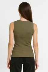 Musculosa negra de algodón, sin mangas, corte ajustado al cuerpo y cuello redondo.
