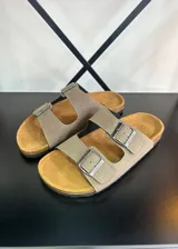 Sandalias de hombre color gris topo, con doble tira ancha con hebilla metálica ajustable y plantilla anatómica color caramelo.