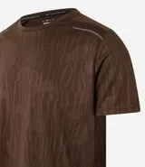 Remera deportiva gris con cuello redondo, mangas cortas, estampa heat print y detalle en los hombros. Confeccionada en tejido de malla con tecnología Dry.