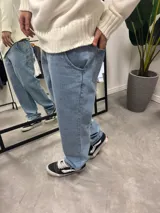 Pantalón de jean celeste, corte amplio y tiro alto.