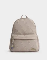 Mochila color beige con diseño acolchado y bolsillo frontal con cierre. Tiene correas regulables, manija superior, cierre superior, bolsillos laterales y tag de metal.