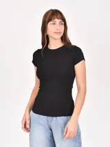 Remera negra de tejido acanalado, corte ajustado y mangas cortas.