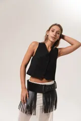 Chaleco corto color beige con escote en V y cierre frontal con botones.