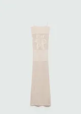 Vestido largo de punto color crema, con tirantes finos, escote cuadrado, diseño calado y cinturón marrón con tachas.