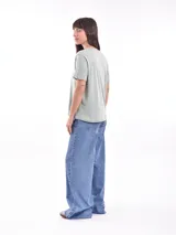 Remera gris de corte recto y mangas cortas.