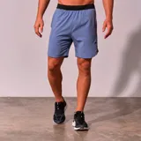 Short deportivo de hombre color celeste con cintura elástica negra, cordón de ajuste interno, bolsillos laterales y logo estampado en la pierna.