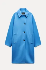 Abrigo amplio de Zara Woman Collection confeccionado en hilatura con mezcla de lana. Tiene cuello solapa, manga larga, bolsillos delanteros, forro interior a contraste y cierre frontal con botones.