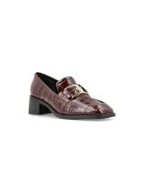 Zapato mocasín color marrón con estampado croco, punta cuadrada, hebilla metálica dorada y taco cuadrado.