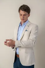 Saco de vestir celeste con diseño espigado, confeccionado en lino, corte slim fit y medio forro.