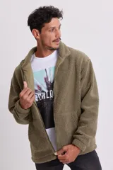 Campera de sherpa verde con cierre frontal y bolsillos laterales.