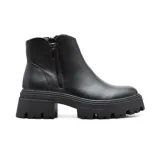 Botas cortas color crema con cierre lateral dorado y suela track.