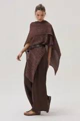 Ruana beige de tejido de punto acanalado con mangas cortas.