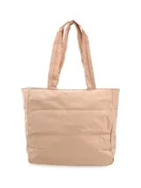 Bolso tipo shopper plateado con diseño acolchado horizontal. Tiene doble asa de hombro y cierre superior con tirador. Incluye bolsillo interior con cierre y compartimento para laptop de hasta 15".
