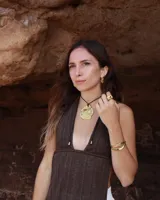 Collar con dije grande de bronce con forma de ostra y cordón de algodón ajustable color gris.