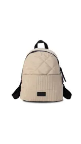 Mochila de tela color blanco con diseño capitoneado en la parte superior y textura tipo telar en la parte inferior. Tiene correas negras ajustables, asa superior y bolsillo frontal amplio. Incluye compartimento interno para iPad.