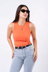Musculosa ajustada color naranja vibrante, con tejido acanalado (ribbed) y cuello redondo.