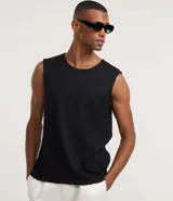 Musculosa negra de corte regular con textura de punto y escote redondo (canoa).