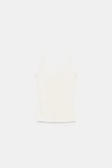 Camiseta blanca de tirantes con cuello redondo y corte ajustado.