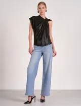 Blusa sin mangas color gris con tejido lurex brillante y detalle de nudo drapeado en el cuello.