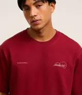 Remera boxy color borgoña con estampa lettering "Another level" en el frente y la espalda.