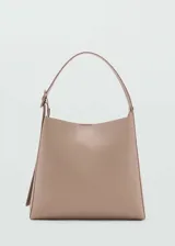 Bolso shopper color rosa nude, con asa corta ajustable y asa larga desmontable. Tiene bolsillo interior con cremallera y cierre de imán.