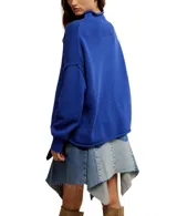 Suéter de tejido de punto grueso, color azul eléctrico, con cuello alto y calce oversized.