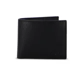 Billetera de cuero negro con logo grabado en la esquina inferior derecha.